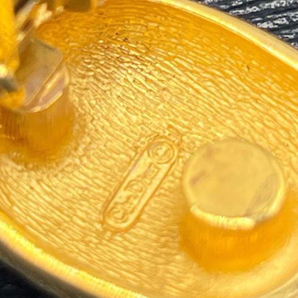 Vintage CHRISTIAN DIOR gold clip on earrings - Picture 8 of 13